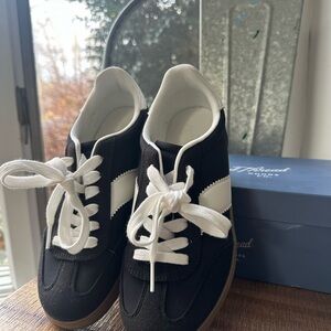 Size 6 1/2 Spencer sneakers
